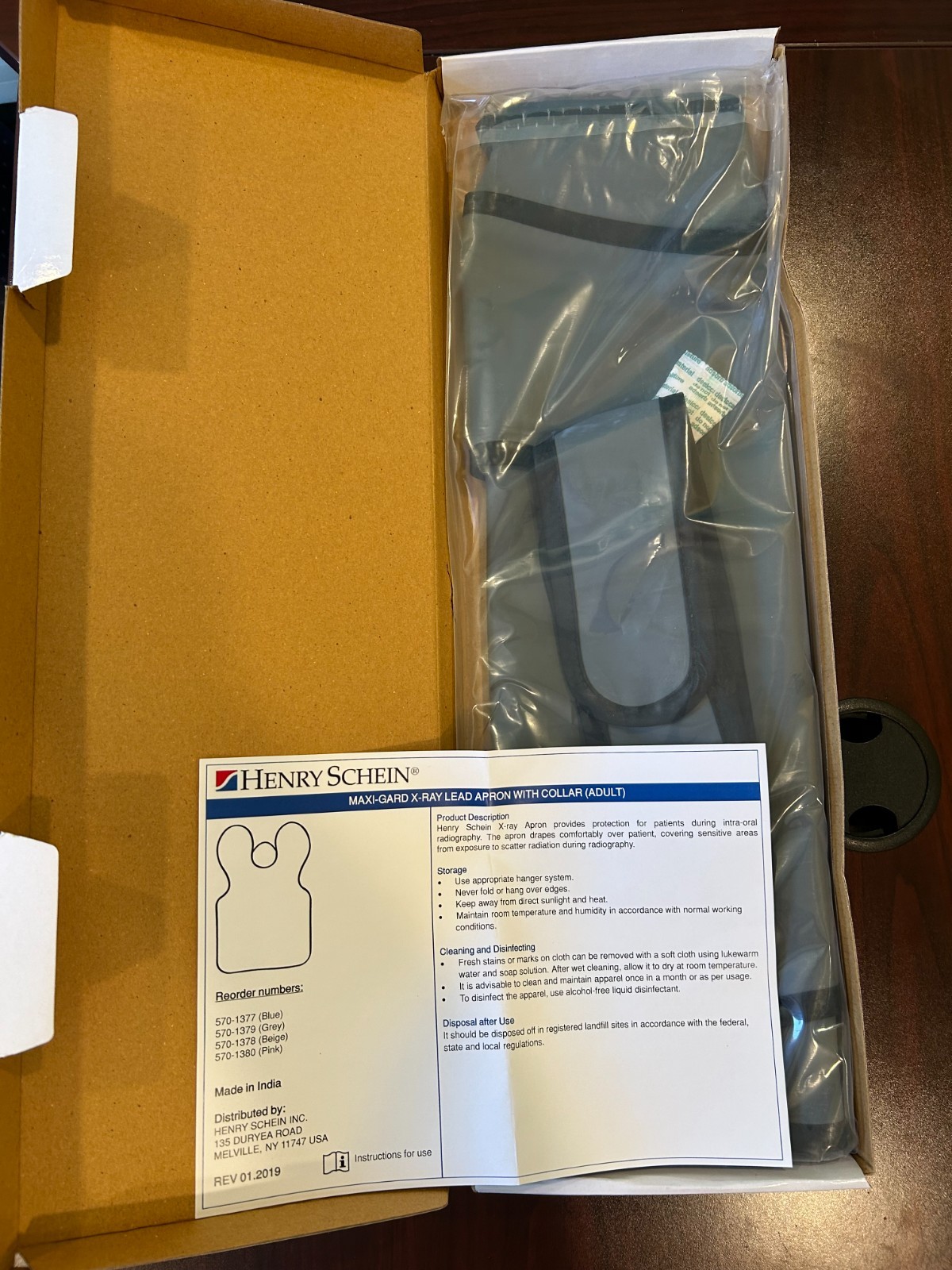 Henry Schein MaxiGuard Vinyl (Adult) LEAD APRON w/Collar 570-1379
