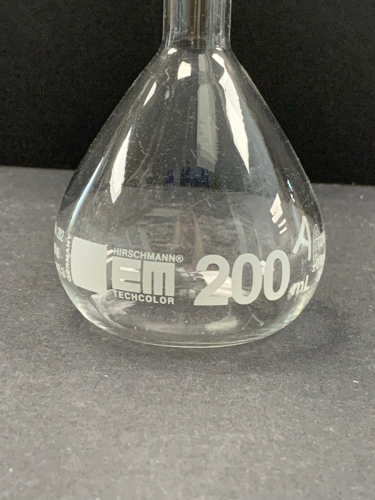 Hirschmann EM Techcolor 282 – 200 mL Class A Volumetric Flask with Stopper