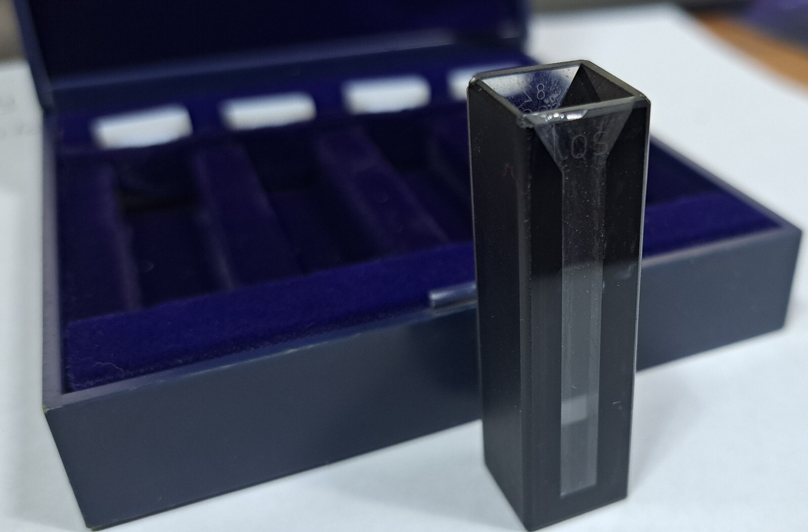 HELLMA – Type: 82, QS-1.000 – Cuvette w/ Box + 4 caps as shown