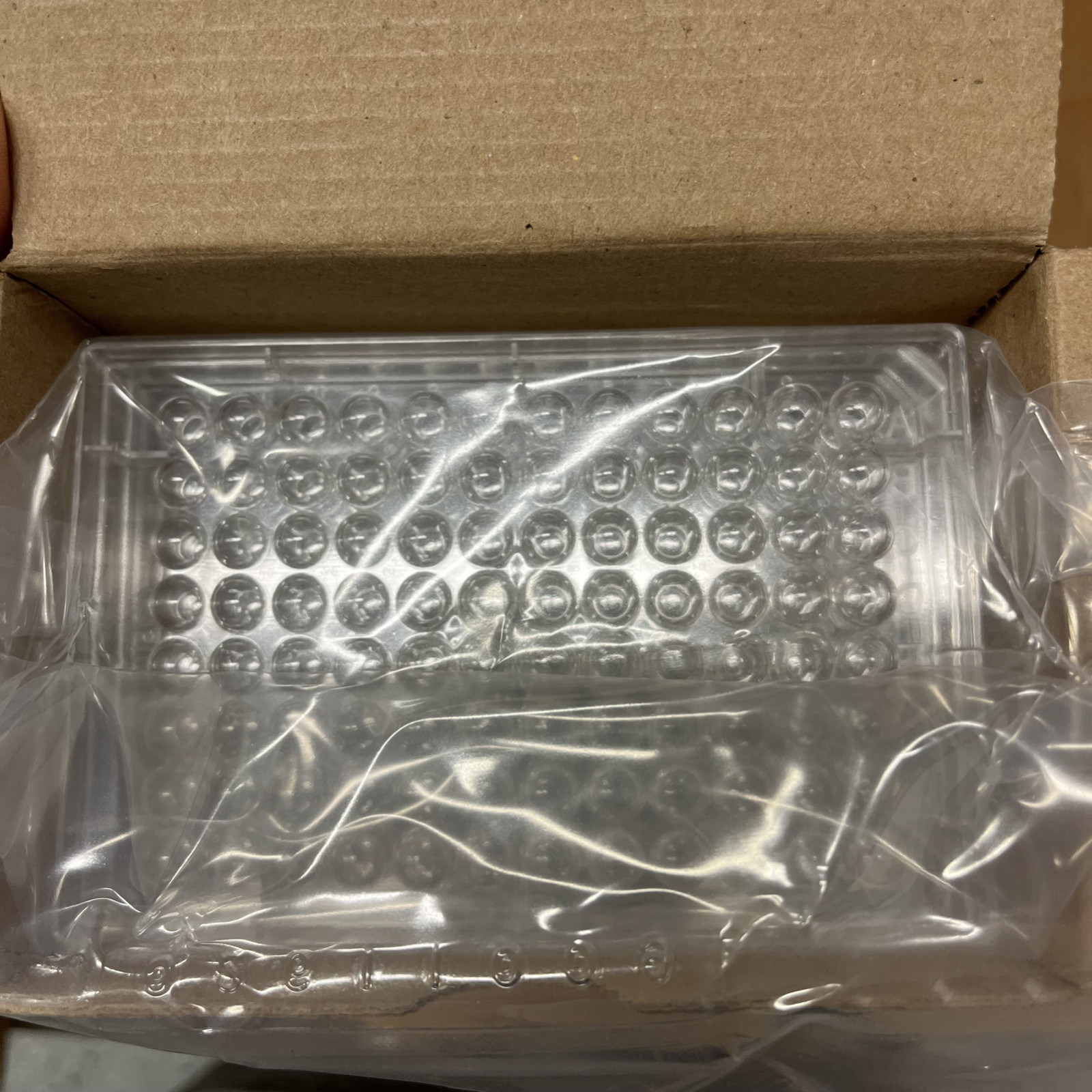 Corning 3788 | 96-Well x 330µL Round Bottom Assay Microplate with Lid, 20 Pack