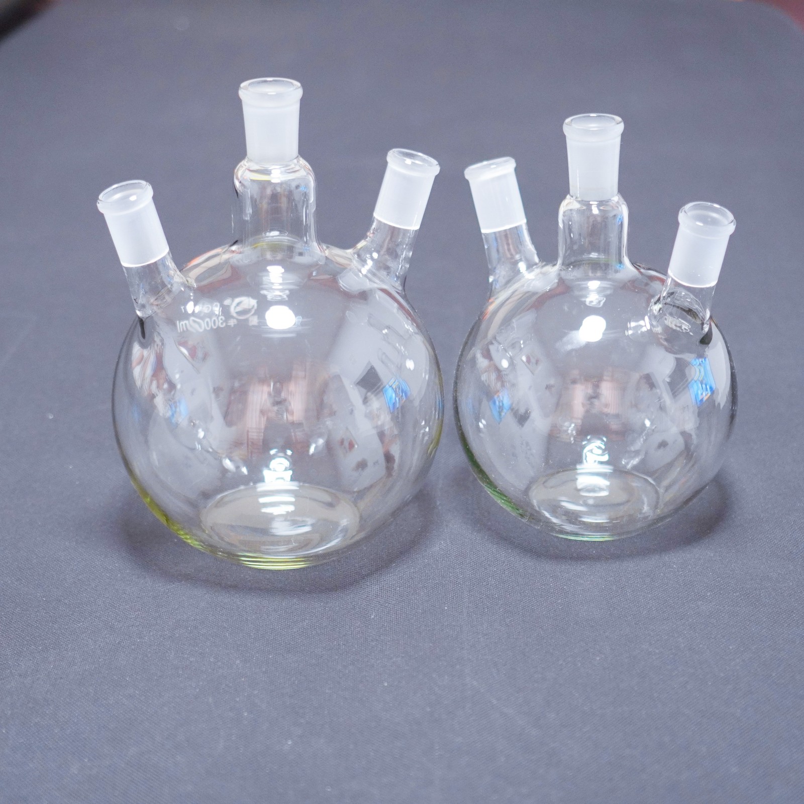 Laboratory glass flat bottom boiling flask 3-neck 24/40 joints 3000 ml, 2000 ml