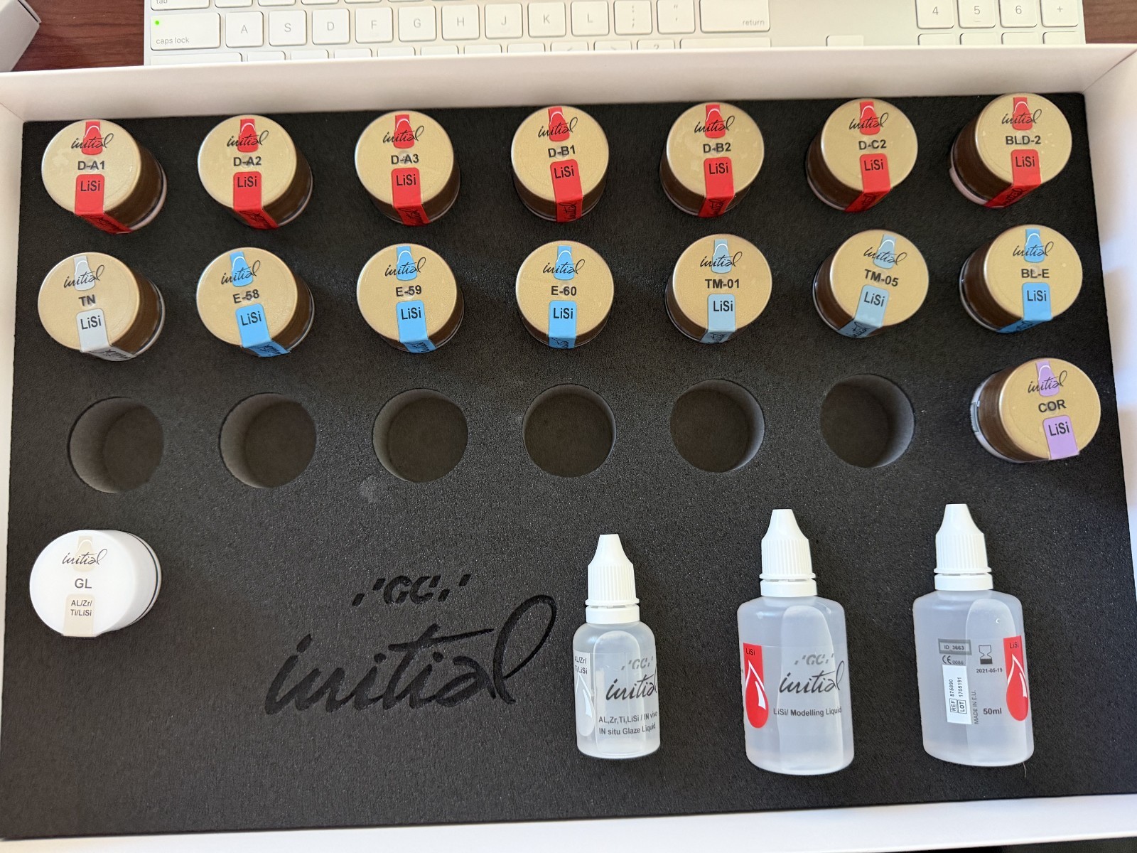 GC INITIAL LISI BASIC SET dental ceramic system 370g – SIX OPEN/UNTOUCHED