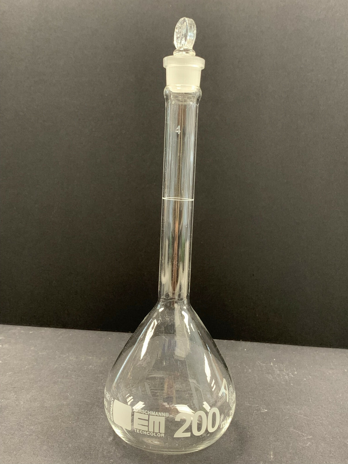 Hirschmann EM Techcolor 282 – 200 mL Class A Volumetric Flask with Stopper