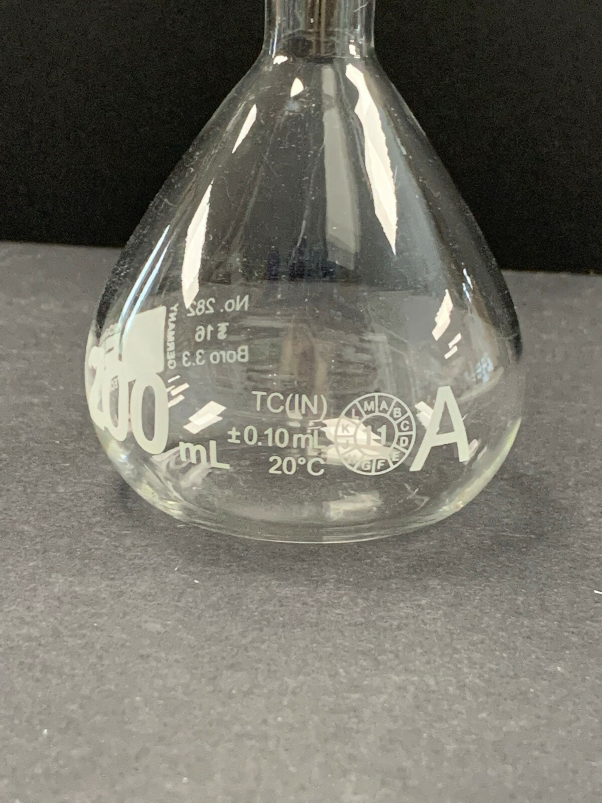 Hirschmann EM Techcolor 282 – 200 mL Class A Volumetric Flask with Stopper