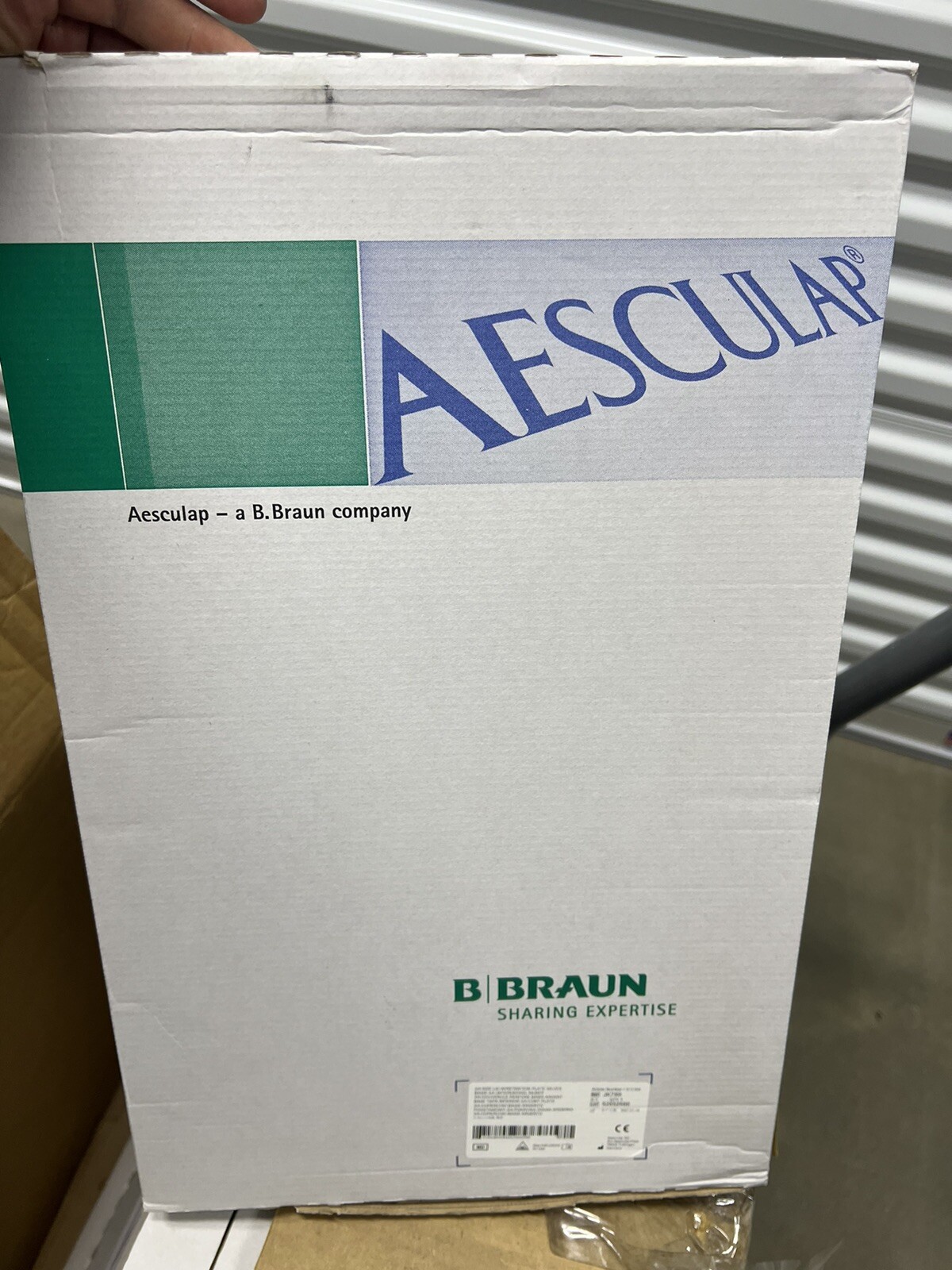 JK789: AESCULAP THREE-QUARTER SIZE LID W/RETENTION PLATE, SILVER