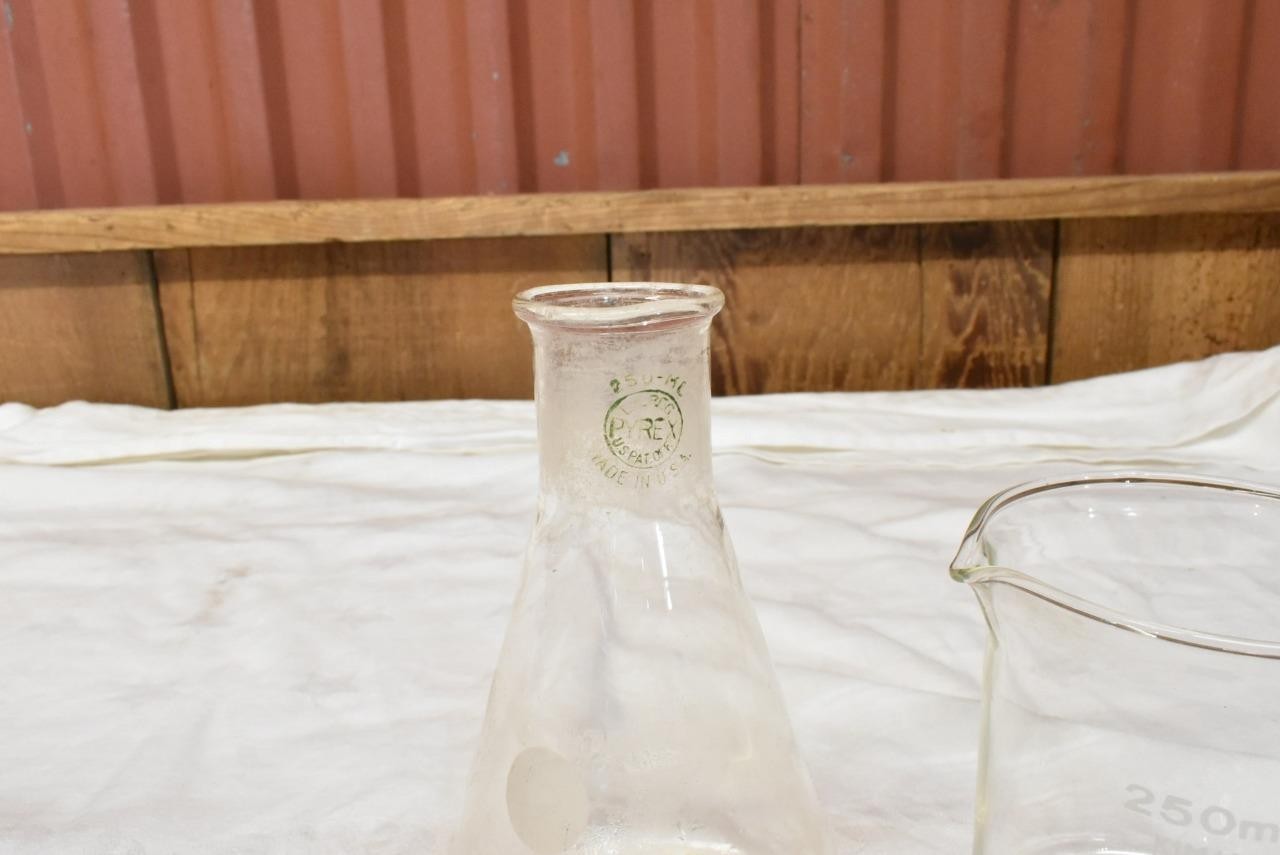 Vintage Scientific Glass Lab Machine Parts Buchi AG 190 Uster Pyrex 5650 Beakers
