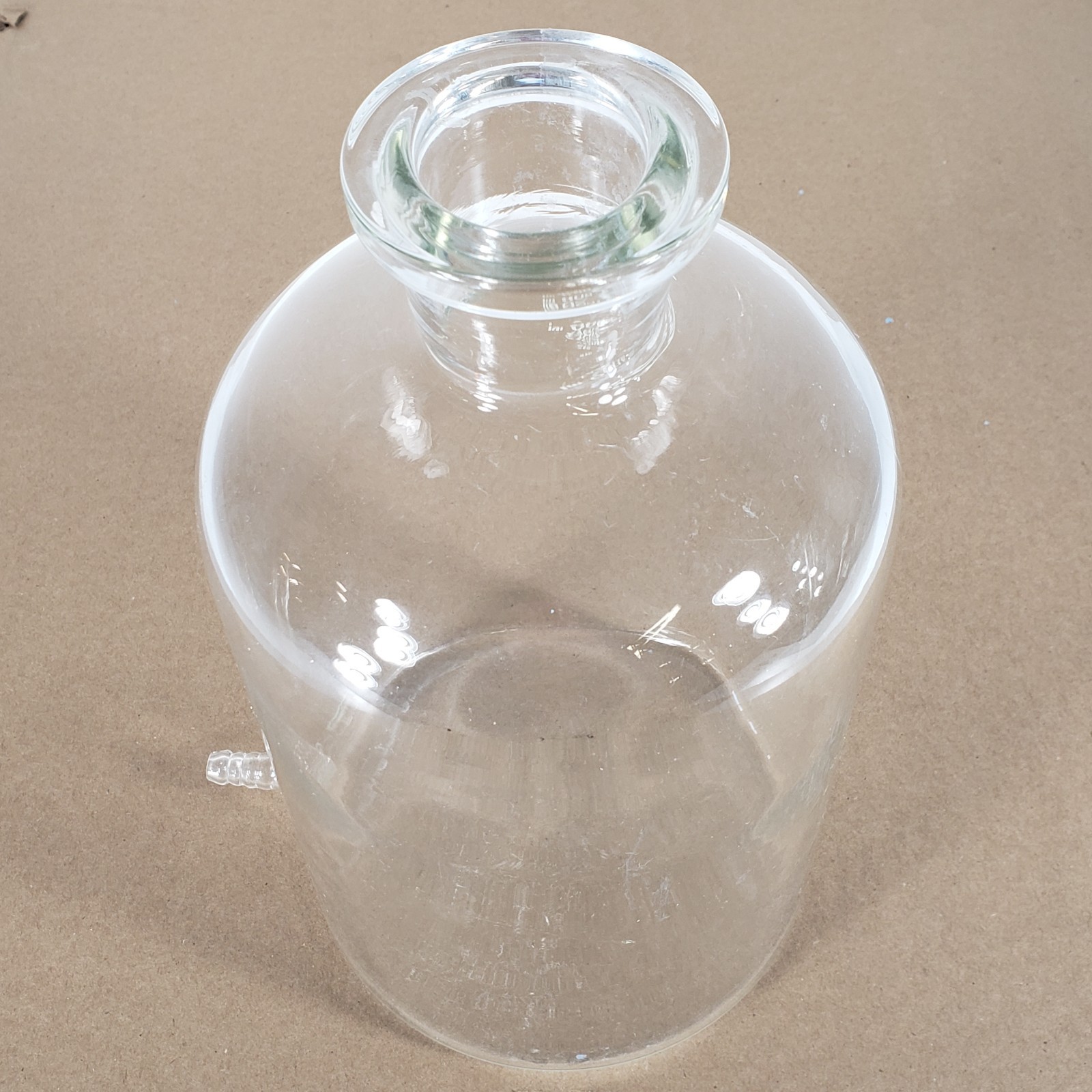 Kimax 14607-4000 4000mL Glass Reservoir Bottle w/3/8″ Bottom Hose Outlet