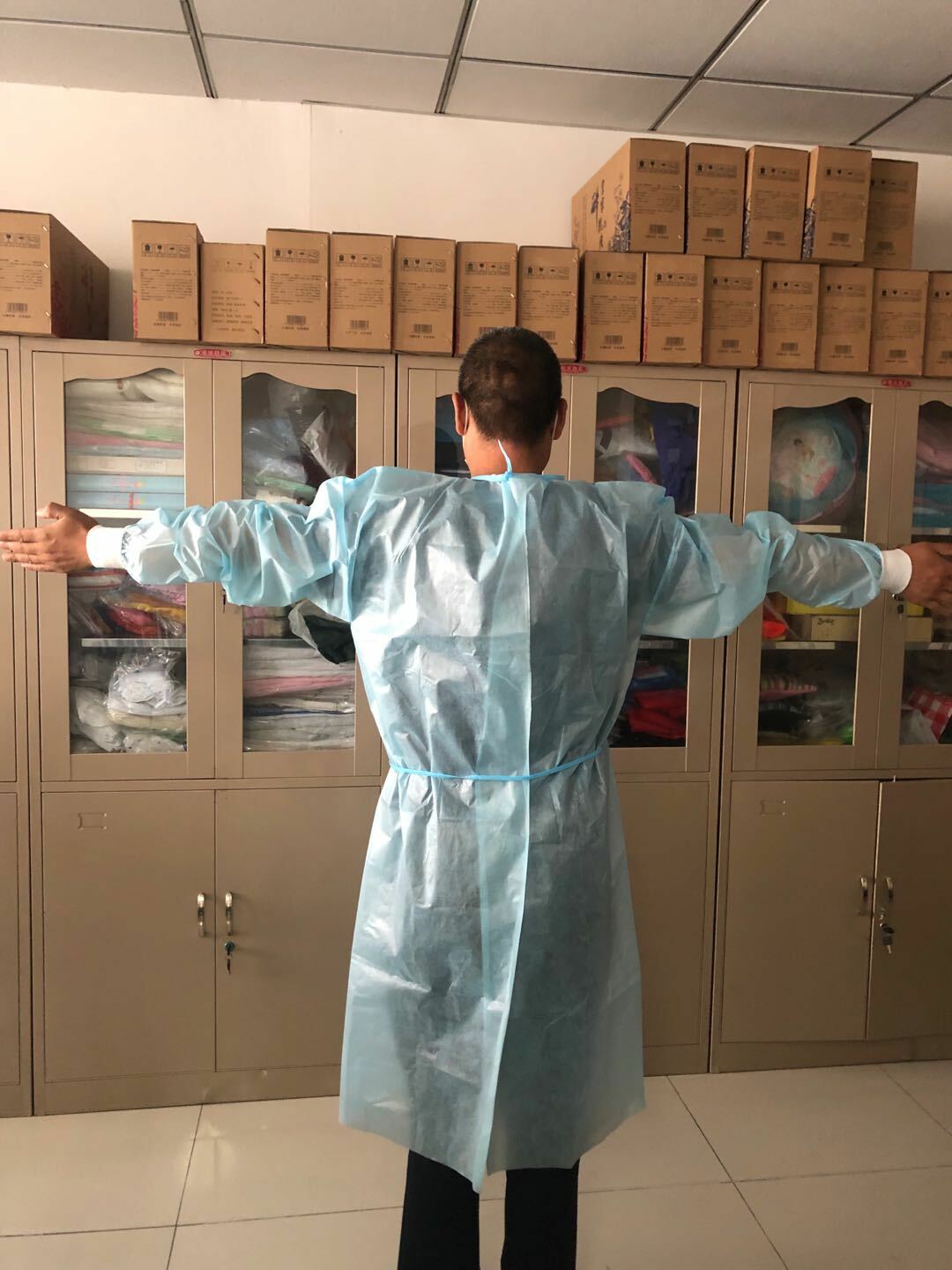 Disposable Isolation gowns universal size none woven cloth (pack of 20)