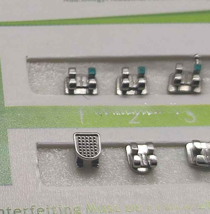 Dental orthodontic brackets – Mini straight wire brackets