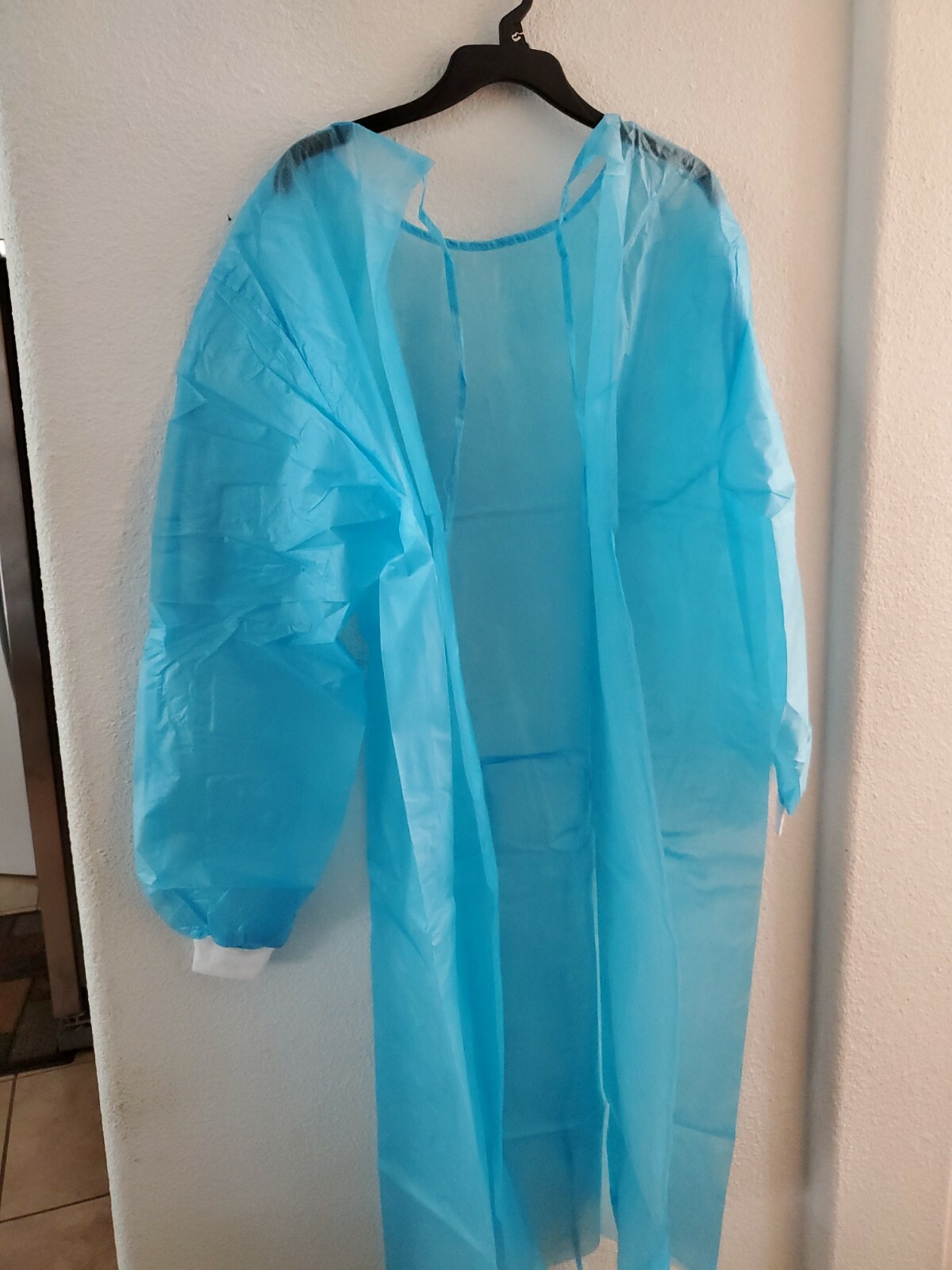 Disposable Isolation gowns universal size none woven cloth (pack of 20)