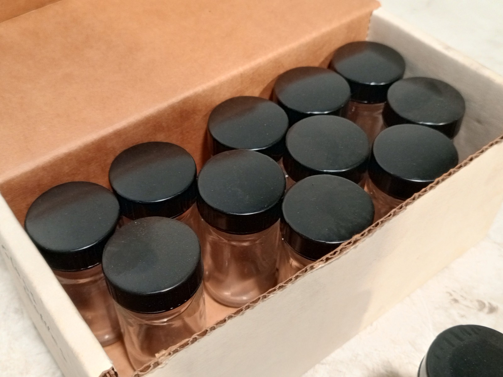 Unbranded Lot of 10 Clear Glass Sample Bottles w Black Caps as shown