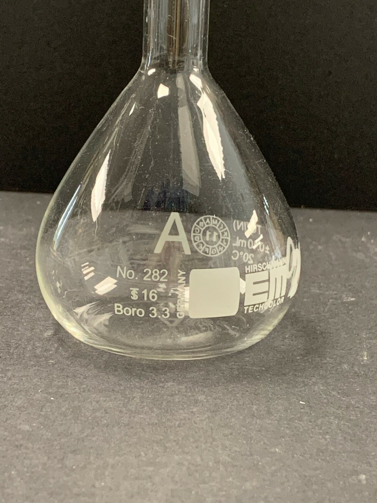 Hirschmann EM Techcolor 282 – 200 mL Class A Volumetric Flask with Stopper