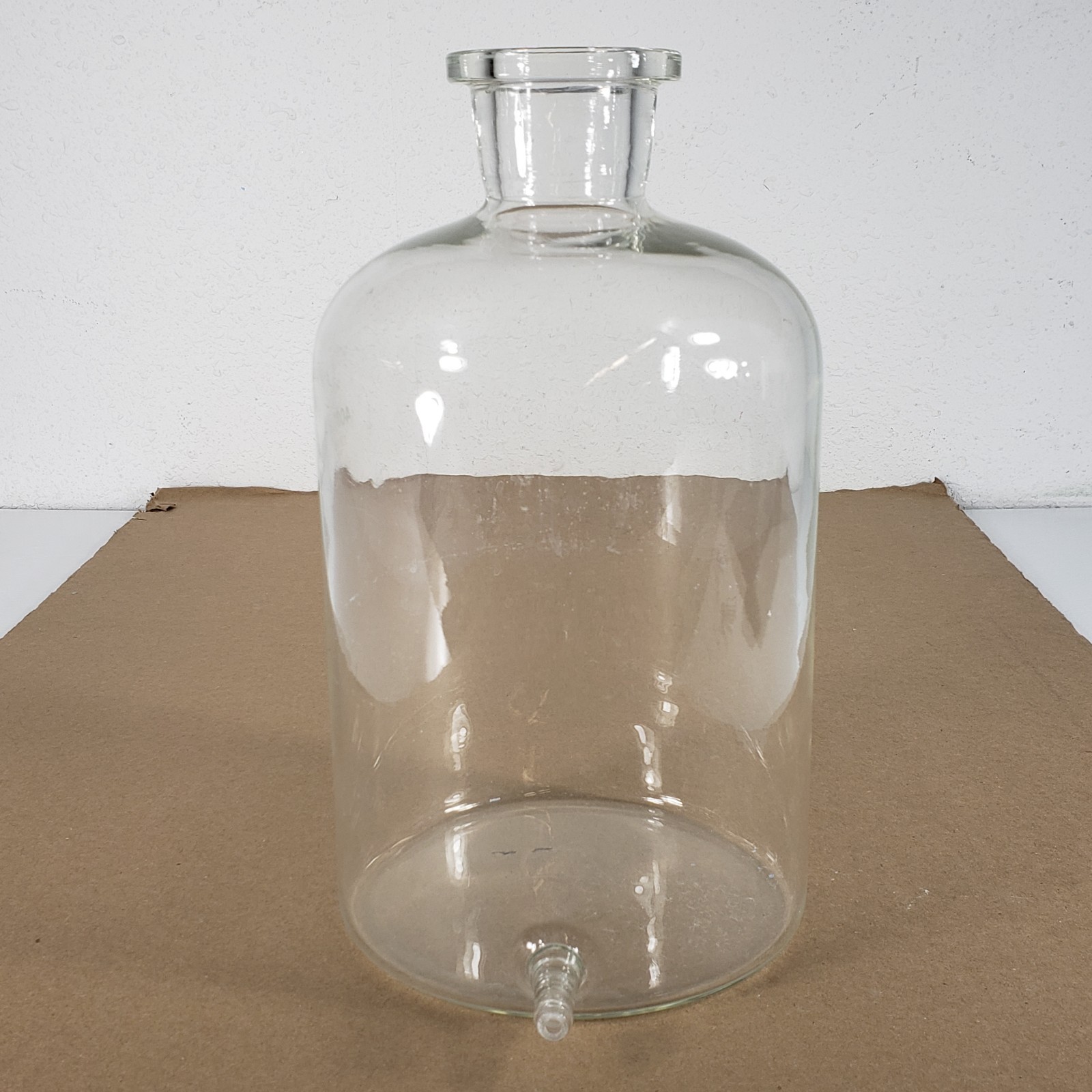 Kimax 14607-4000 4000mL Glass Reservoir Bottle w/3/8″ Bottom Hose Outlet