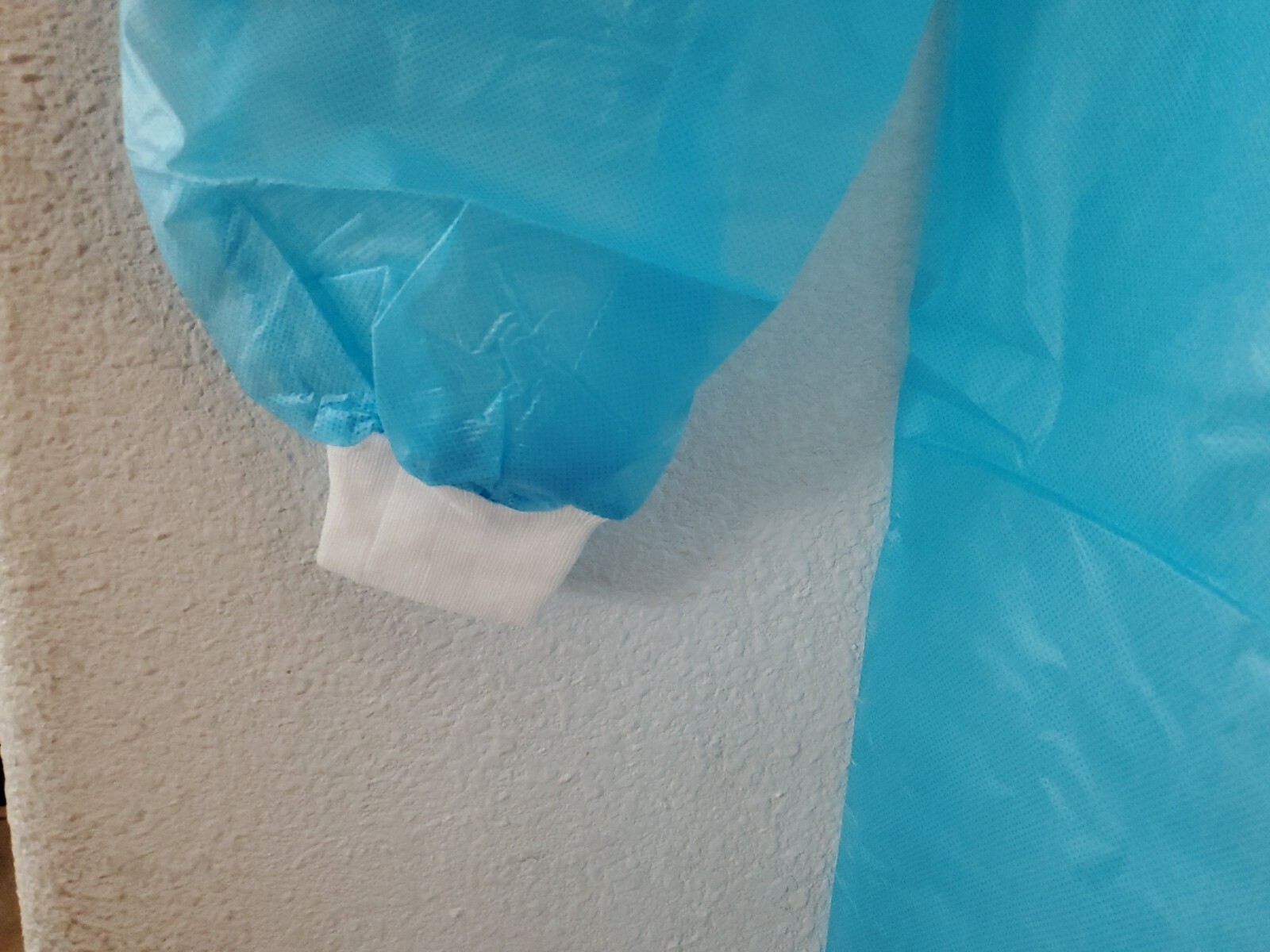 Disposable Isolation gowns universal size none woven cloth (pack of 20)
