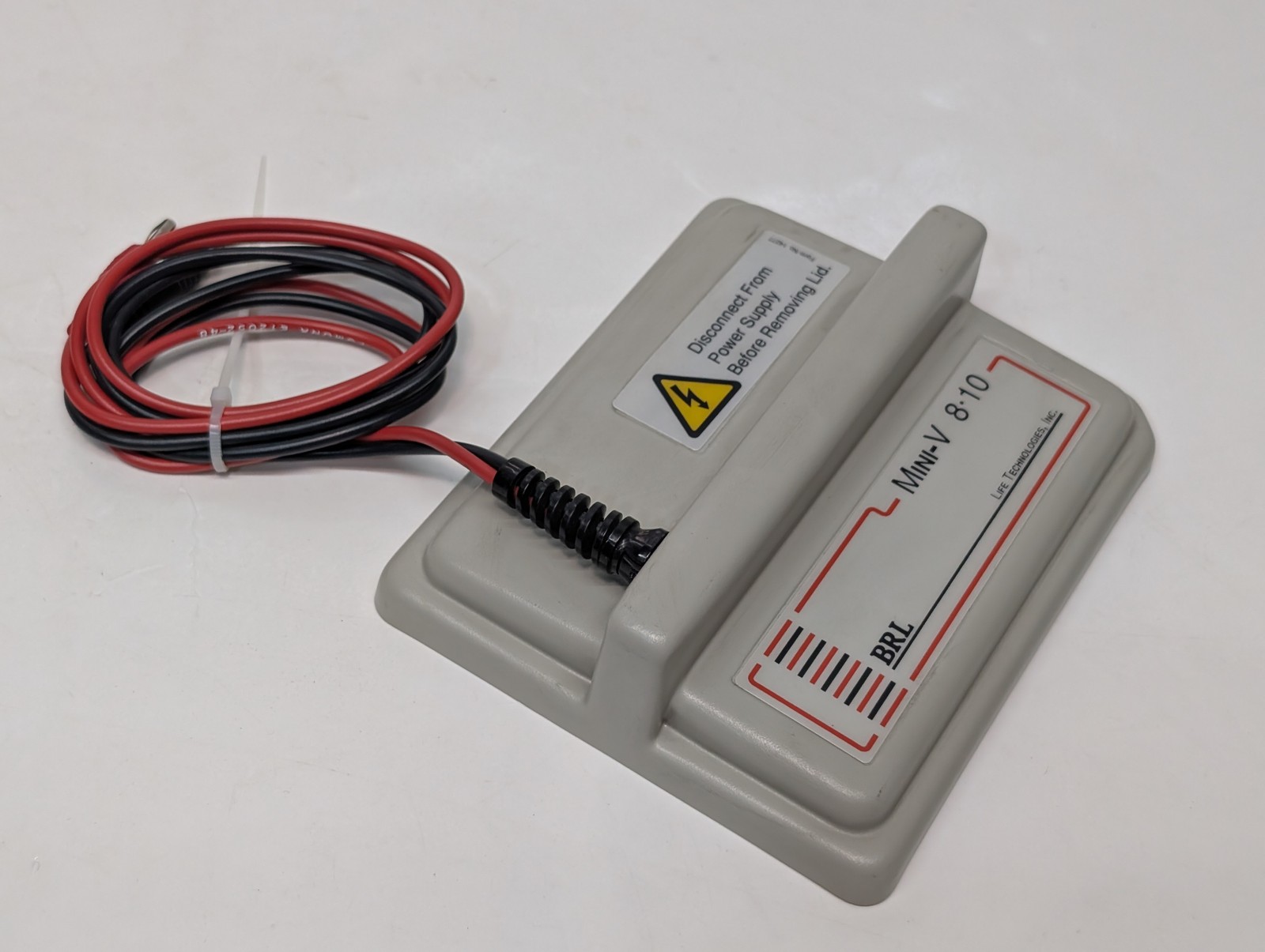 Lot of 2 BRL Mini-V 8:10 electrophoresis gel unit lids as shown