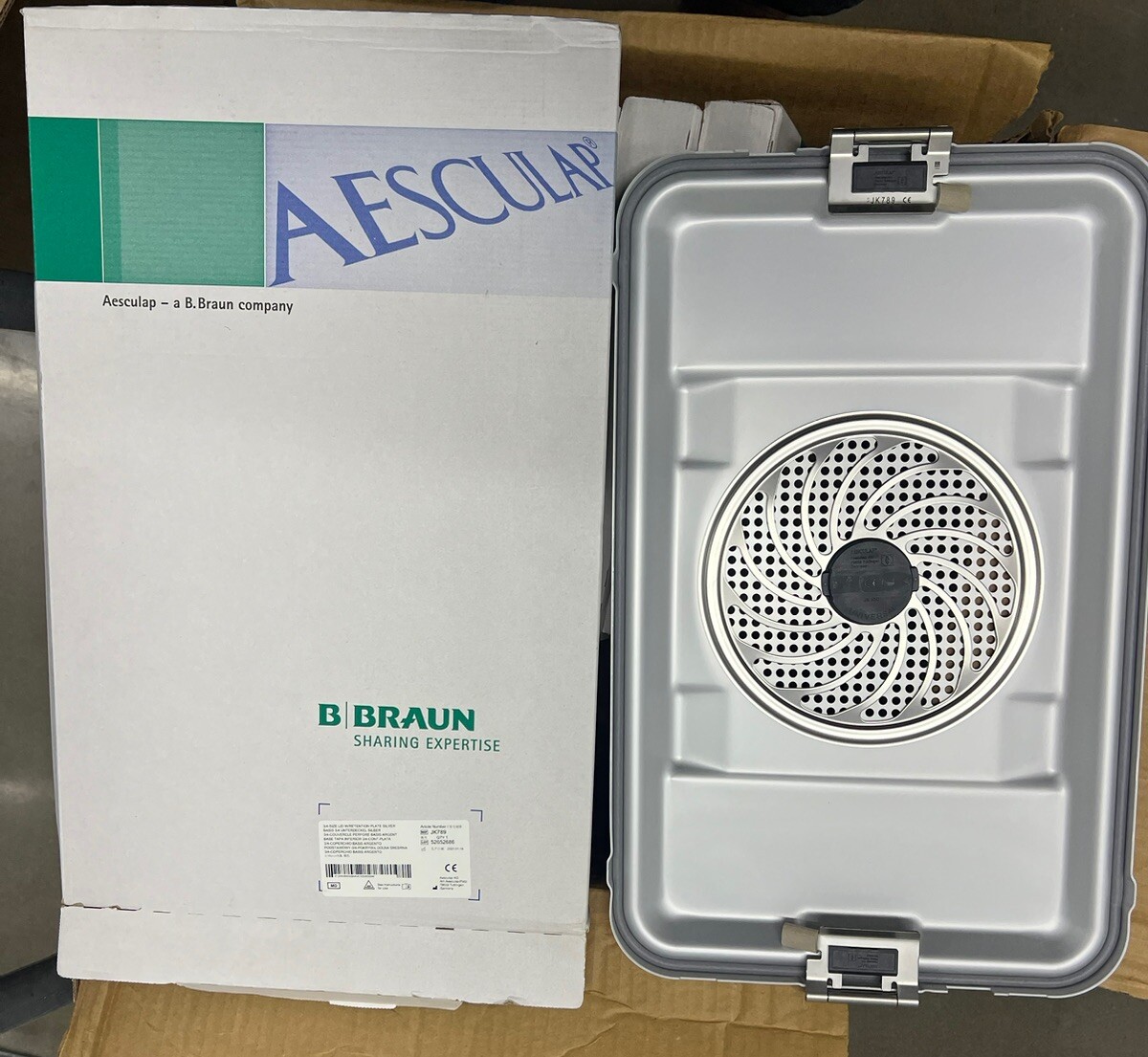 JK789: AESCULAP THREE-QUARTER SIZE LID W/RETENTION PLATE, SILVER